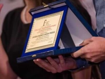 Cover Menzione Di Merito FFF 2015 A L’ACQUA CALDA E L’ACQUA FREDDA Regia Di Marina Resta E Giulio Todescan